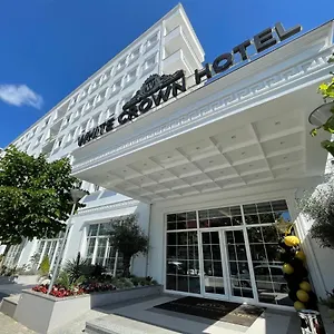 Hotel White Crown, Kamez